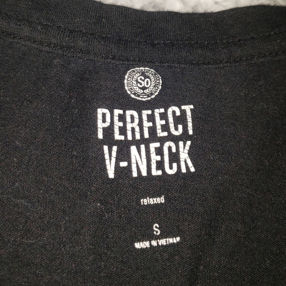 Black v-neck t-shirt - Picture 2 of 8